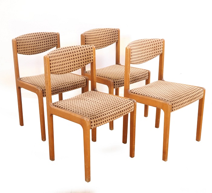 Une chaise en bois